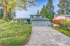 Redmond Home with Deck and Patio 17 Mi to Seattle